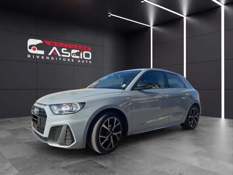 AUDI A1 SPB 25 TFSI S Tronic S Line Edition foto fiancata sinistra e anteriore