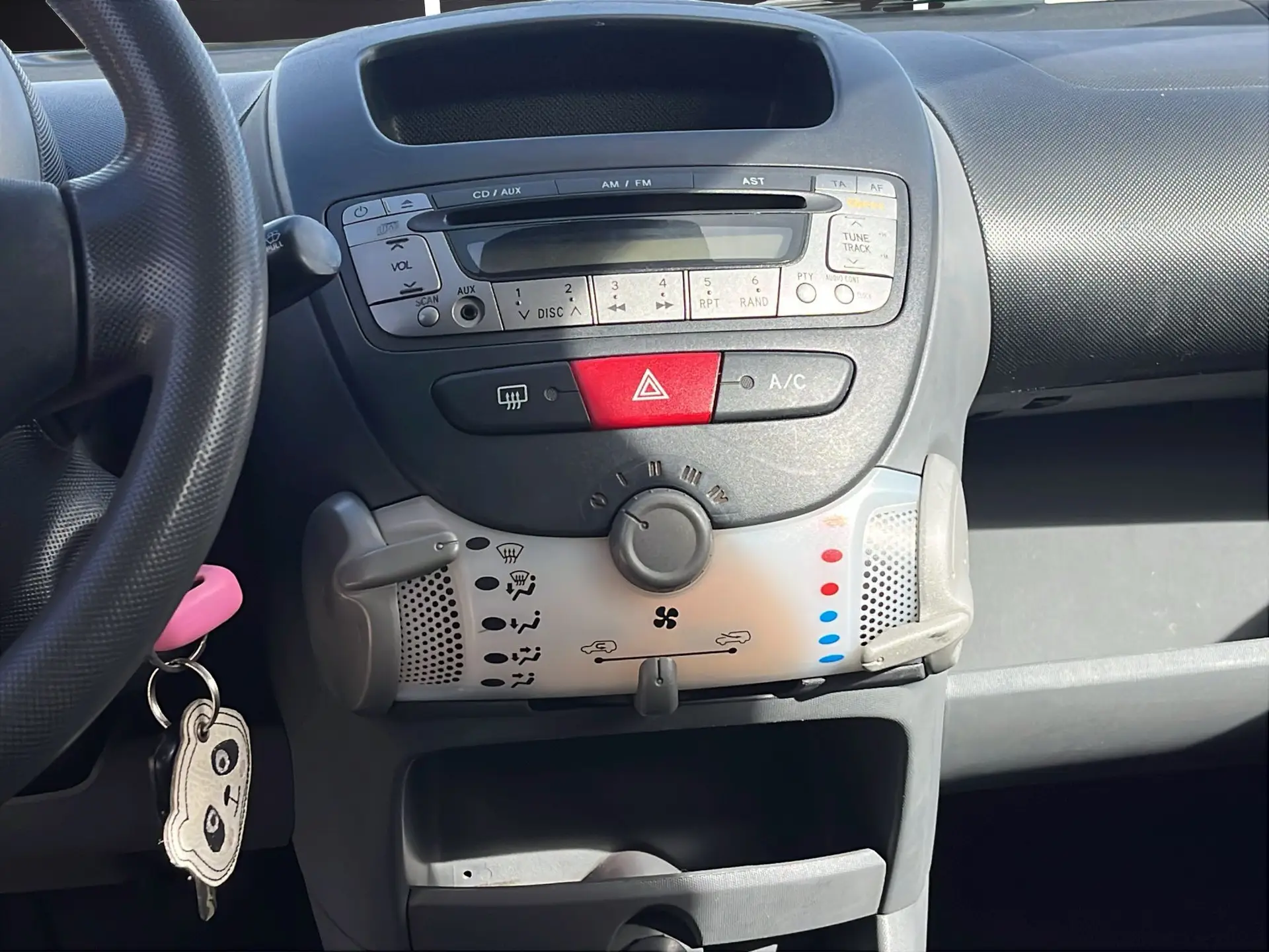 Peugeot 106 interno console 2