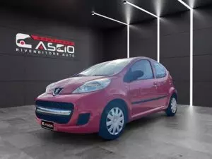 Immagine dove si vede una Pegeout 106 rossa