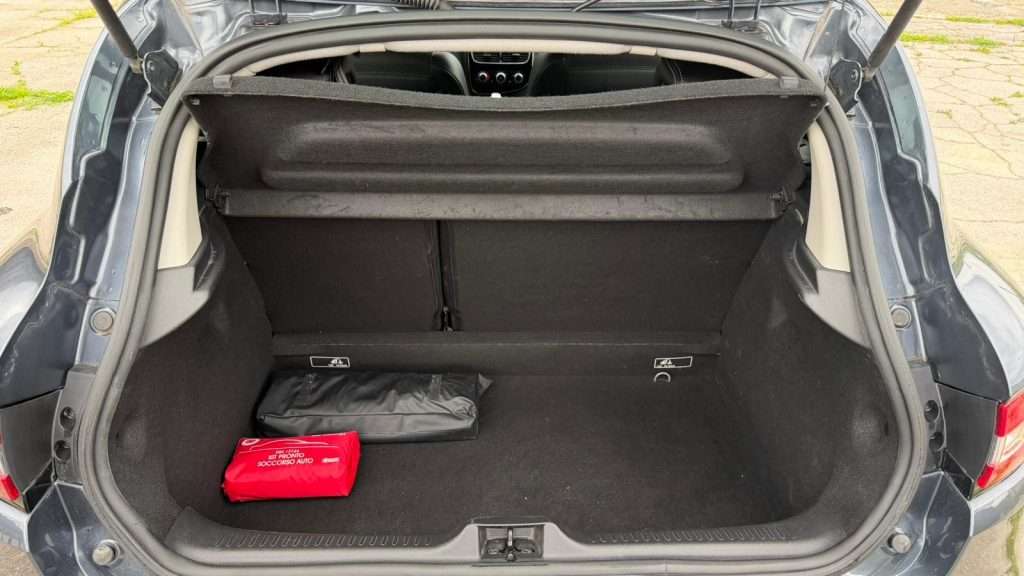 immagine di una renault clio dove si vedeil bagagliaio