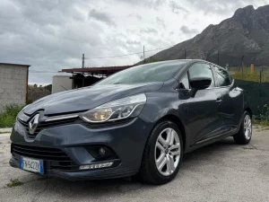Immagine di una Renault Clio frontale sinistra lato guidatore con sfondo il Monte Eurako
