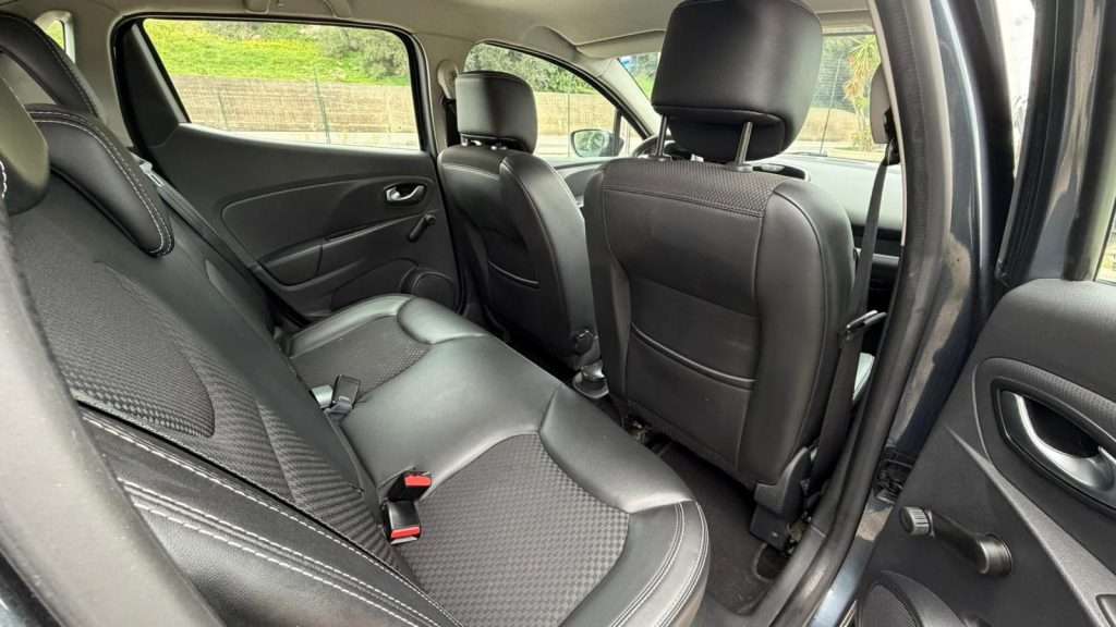 immagine di una renault clio dove si vede interni posteriori