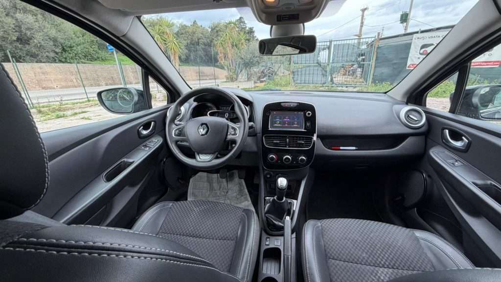 immagine di una renault clio dove si vede la console guida