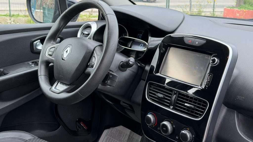 immagine di una renault clio dove si vede la console guida