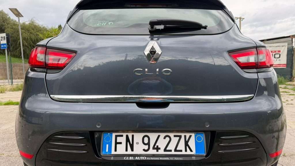 immagine di una renault clio dove si vede il posteriore dell'autovettura