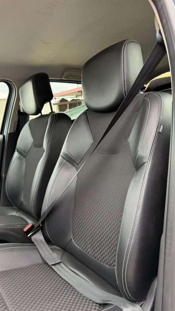 immagine di una Renault-Clio dove si vedono il sedile anteriore guidatore