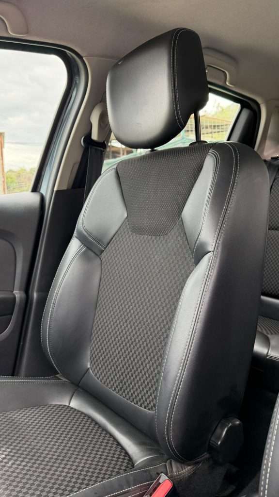 immagine di una Renault-Clio dove si vedono il sedile anteriore passeggiero