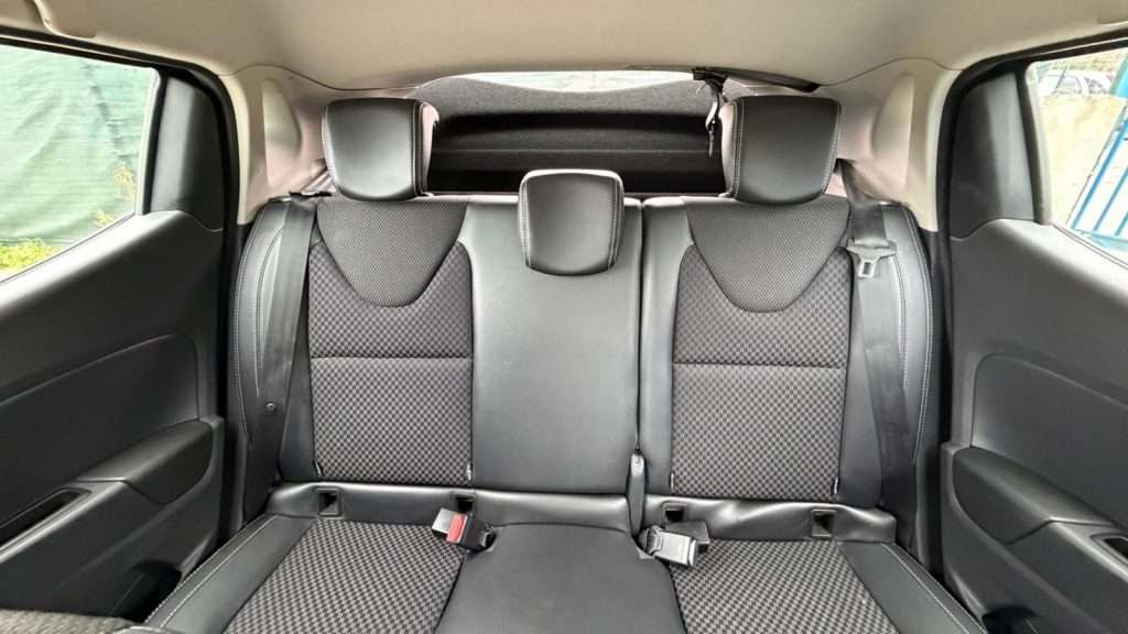 immagine di una Renault-Clio dove si vedono i sedili-posteriori